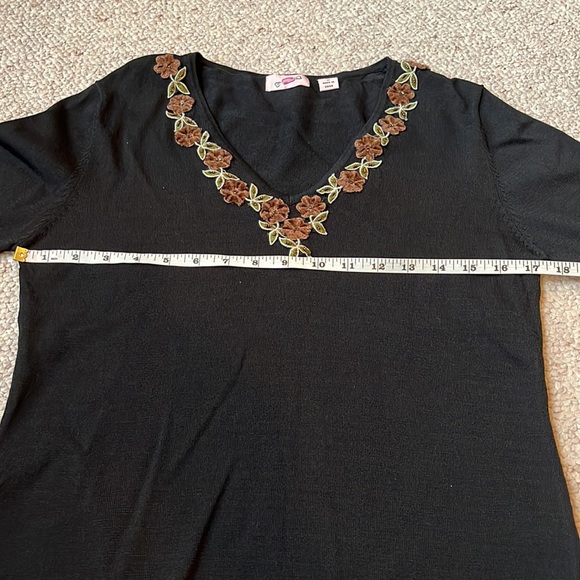 Black sweater with 3-D floral embellishments M - Picture 8 of 11